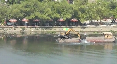 Excavator_rowing_Boat.jpg