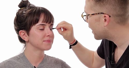 boyfriends_do_their_girlfriends_makeup.jpg