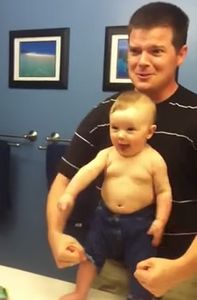Baby_adorably_flexes_muscles_with_dad.jpg