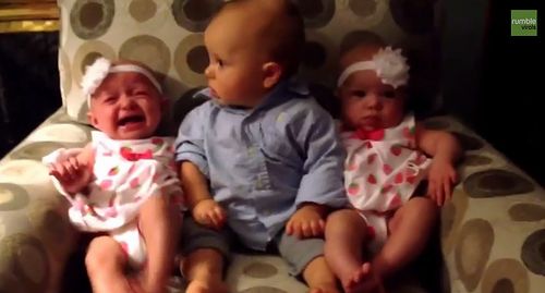 Adorably_confused_baby_meets_twins.jpg